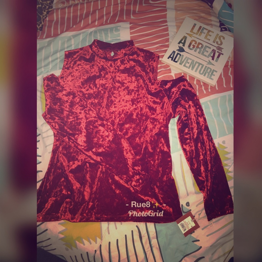Mossimo Red Velvet Open Shoulder Top♦️